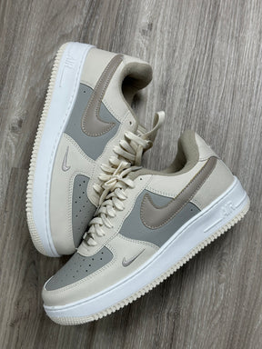 TÊNIS NIKE FORCE 1 - FÓSSIL CREME