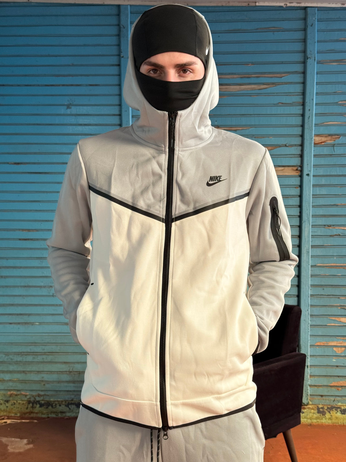 JAQUETA TECH FLEECE NK - CINZA/BRANCO