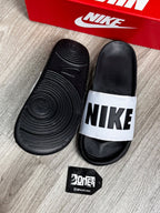 CHINELO SLIDE NK LETTER - BLACK WHITE