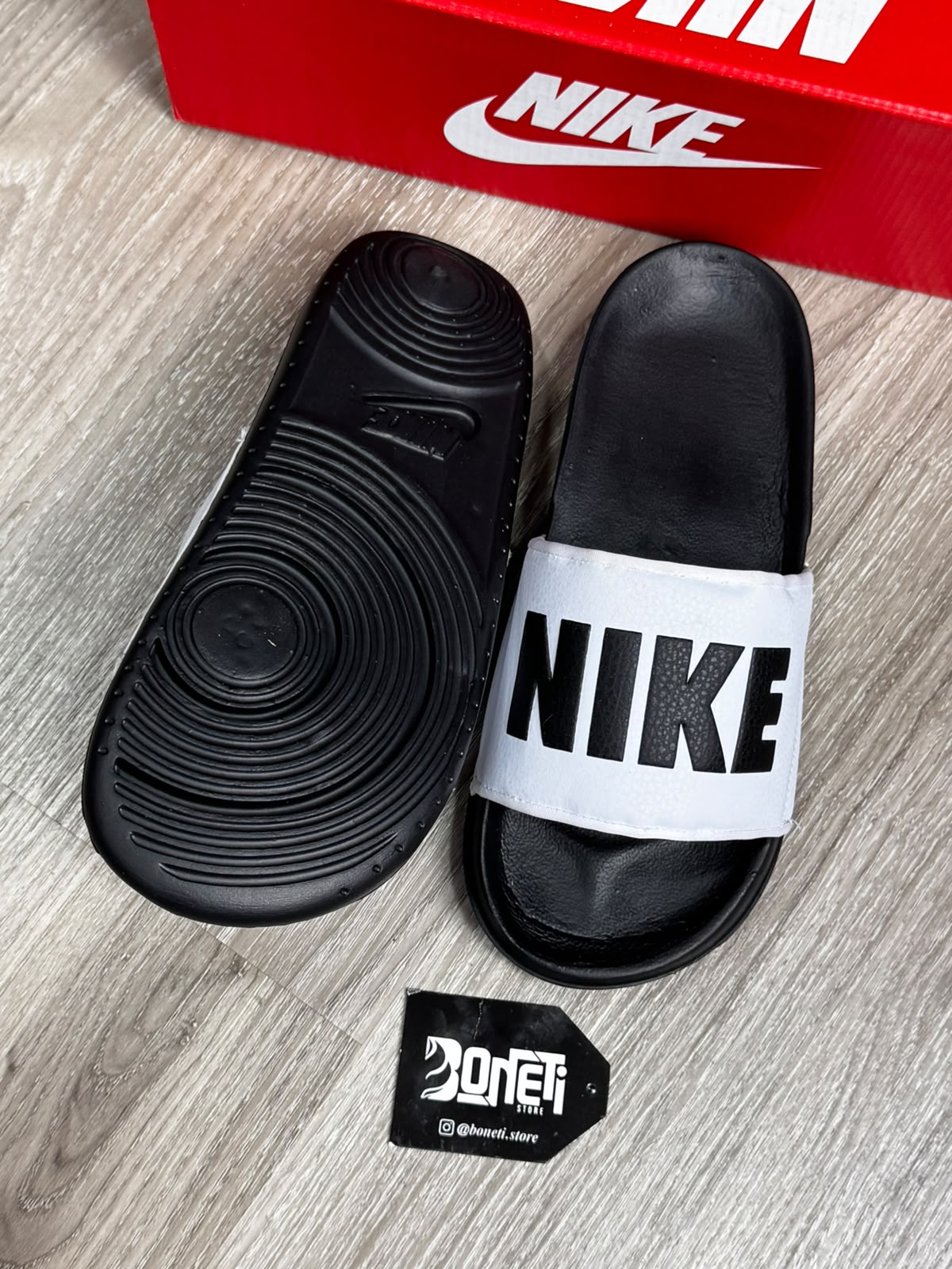 CHINELO SLIDE NK LETTER - BLACK WHITE