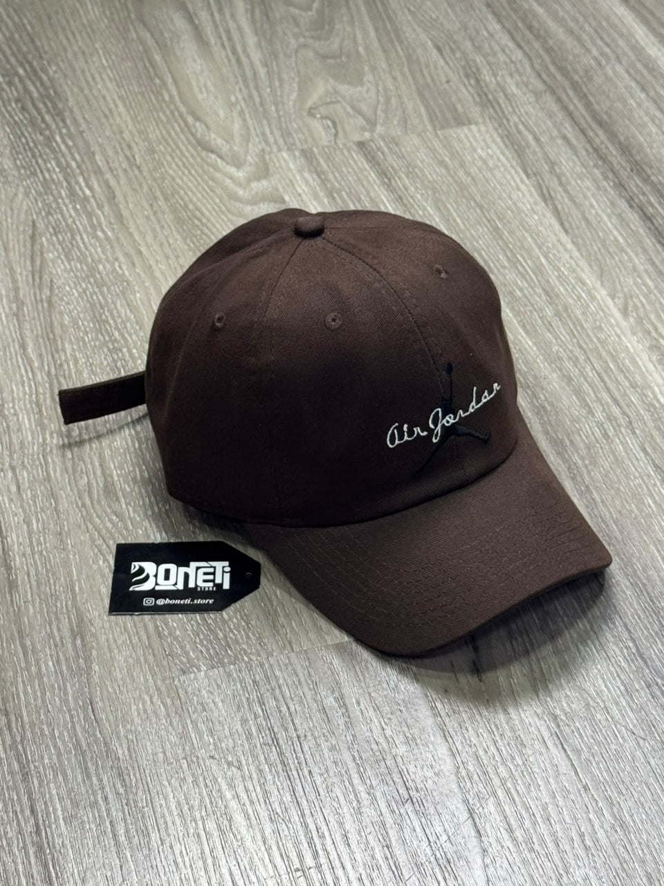 BONÉ AIR JORDAN CLUB SCRIPT - MARROM