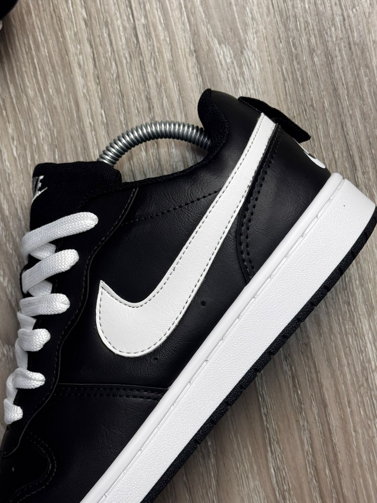 TÊNIS NK COURT BOROUGH - PRETO E BRANCO