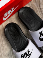 CHINELO SLIDE NK VICTORI - BLACK WHITE