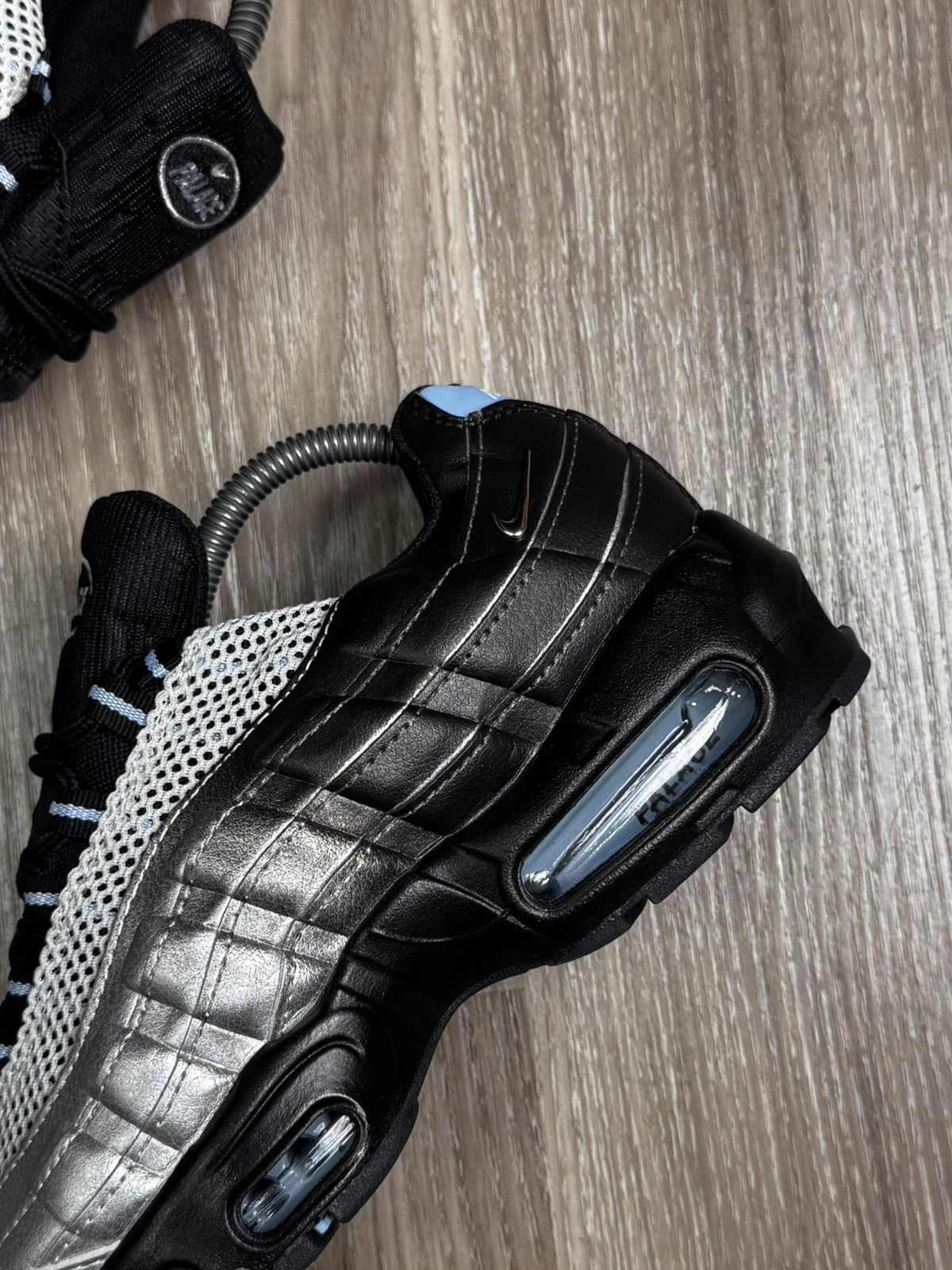 TÊNIS NK AIR MAX 95 X PALACE - METALLIC SILVER