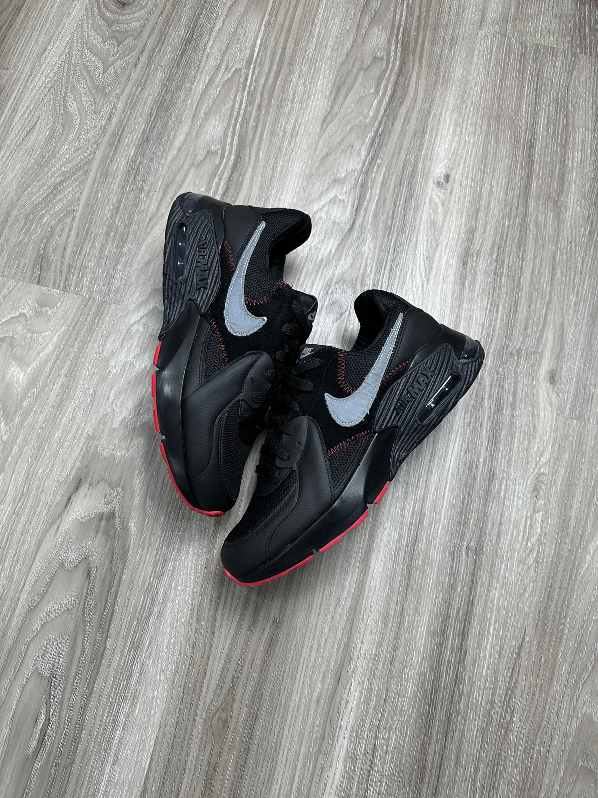 TÊNIS NIKE AIR MAX EXCEE - PRETO/VERMELHO