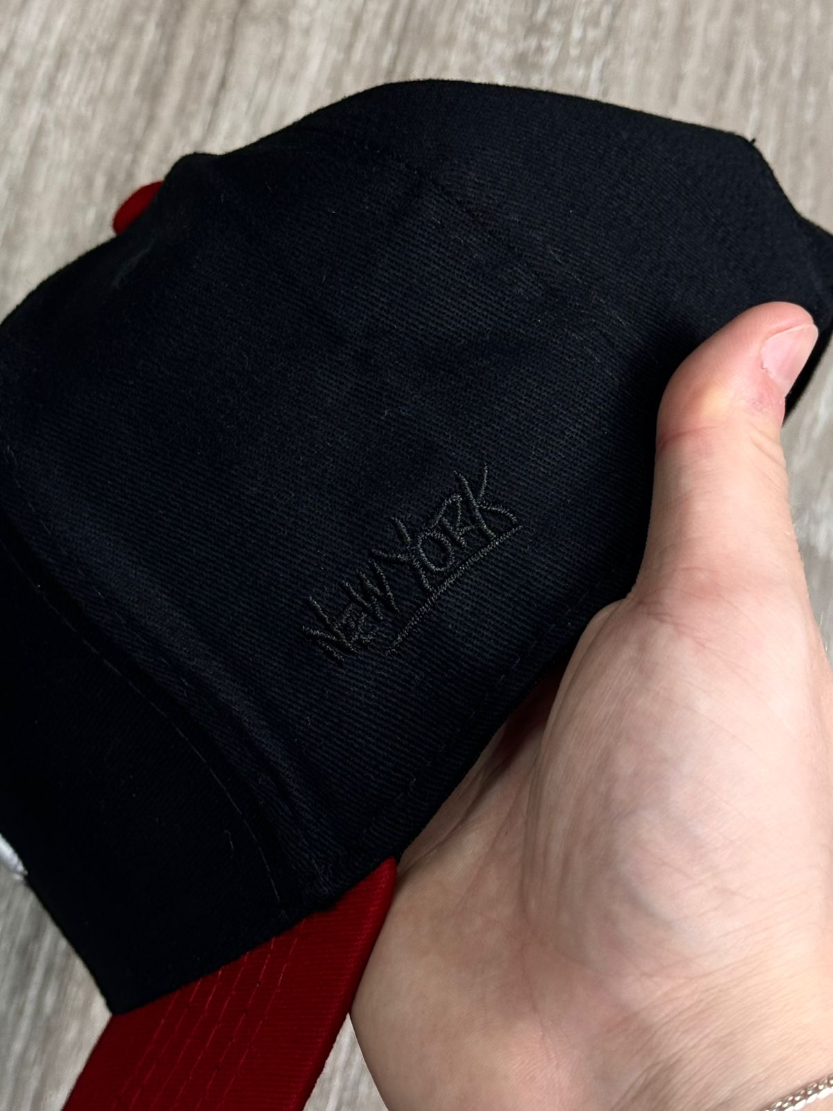 BONÉ NEW ERA LOGO - PRETO/VERMELHO