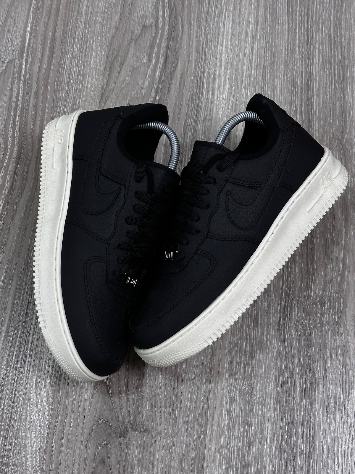 TÊNIS NK AIR FORCE 1 - BLACK SOLADO OFF