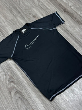 CAMISETA NK DRI-FIT SWOOSH VAZADO - PRETO