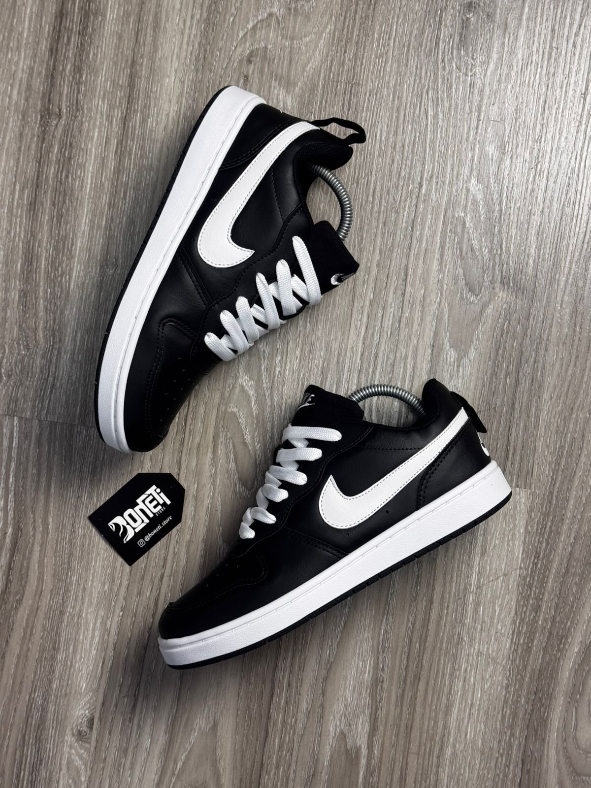 TÊNIS NK COURT BOROUGH - PRETO E BRANCO