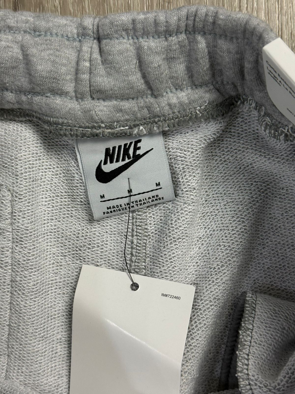 SHORTS MOLETOM NK SPORTSWEAR CLUB - CINZA