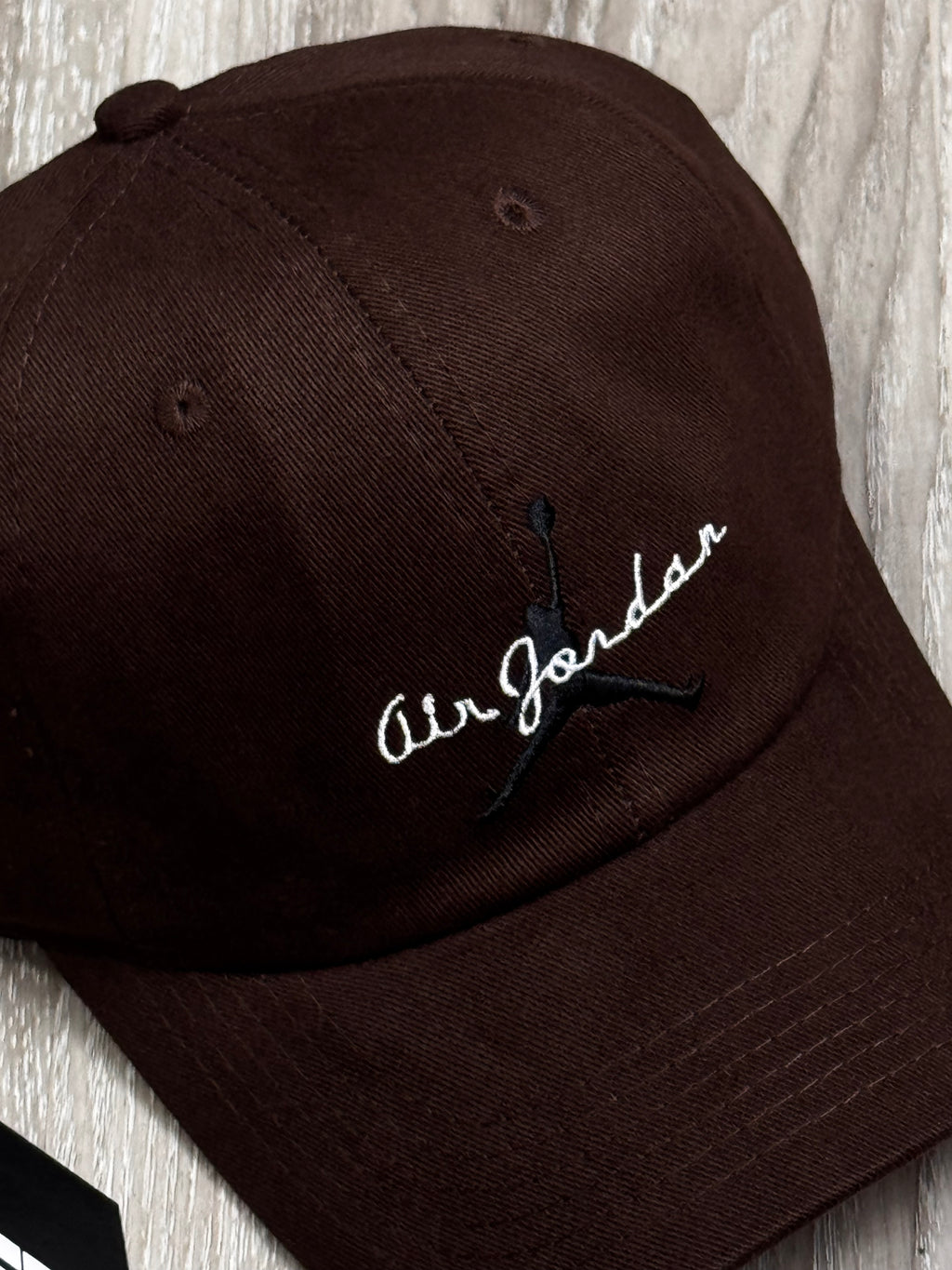 BONÉ AIR JORDAN CLUB SCRIPT - MARROM
