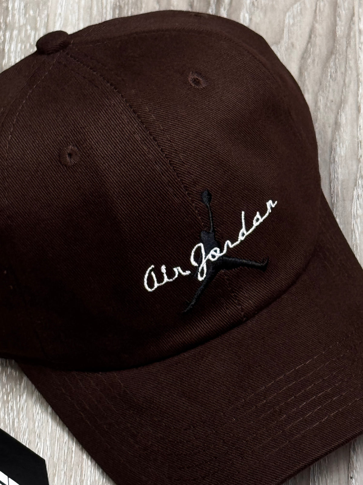 BONÉ AIR JORDAN CLUB SCRIPT - MARROM