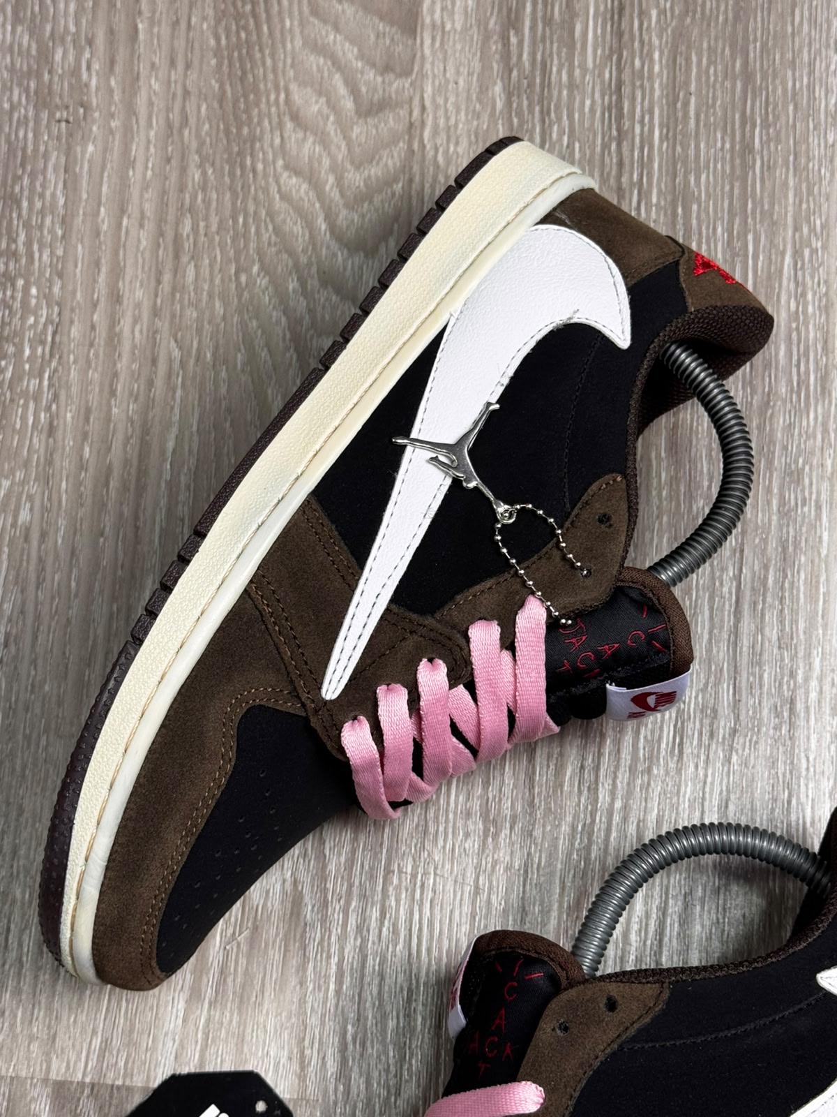 TÊNIS NK JORDAN 1 X TRAVIS - MOCHA