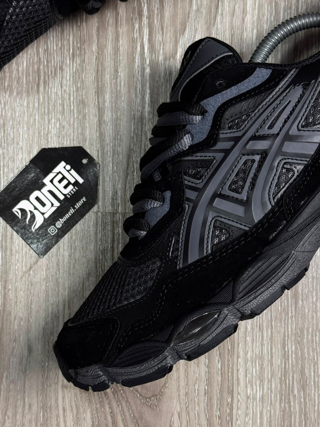 TÊNIS ASICS GEL NYC - PRETO E GRAFITE
