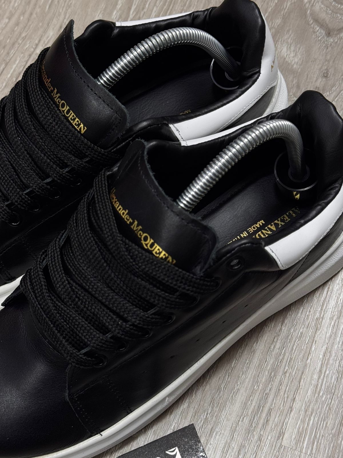 TÊNIS MCQUEEN COURO - PRETO E BRANCO