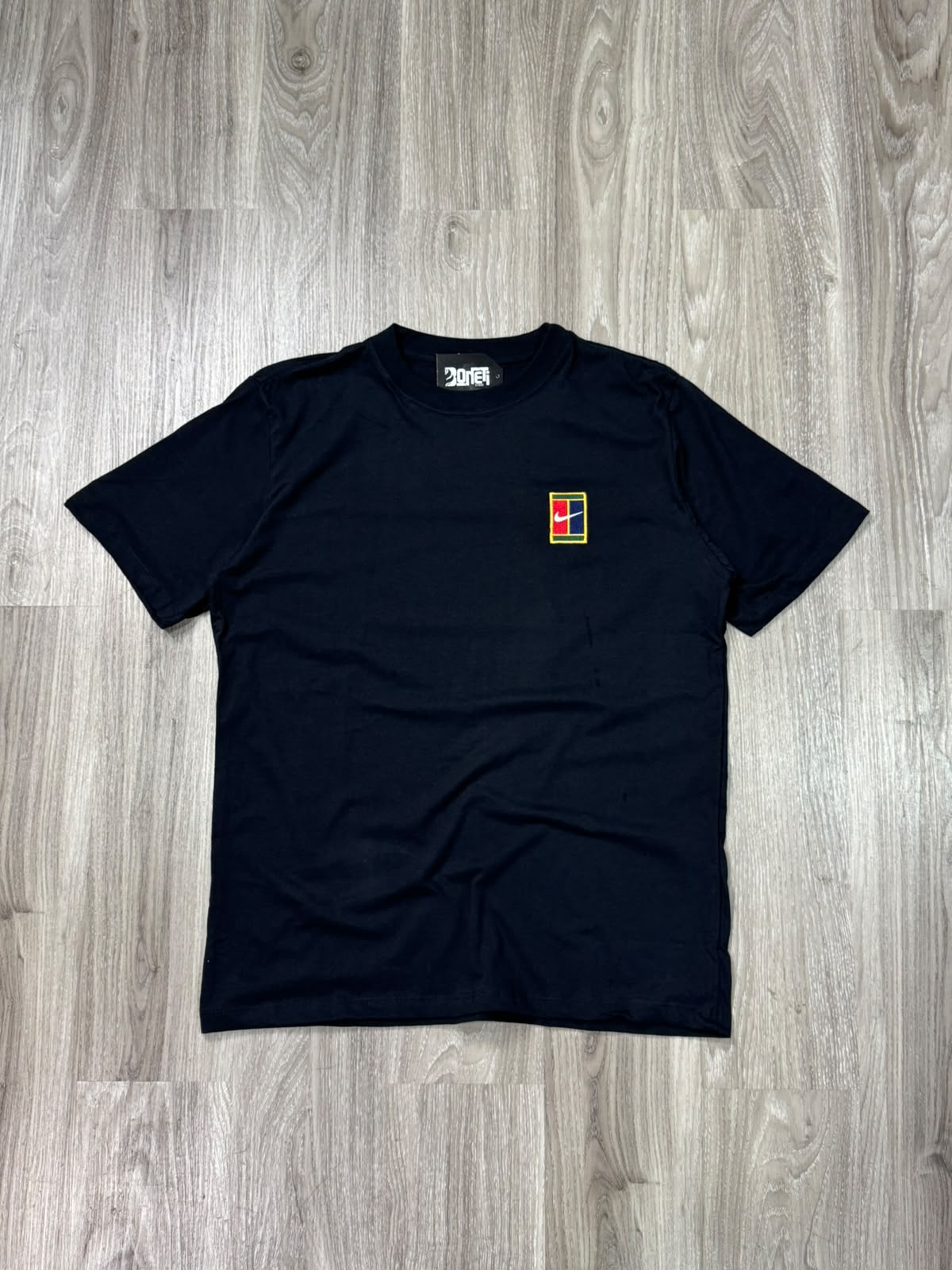 CAMISETA NK COURT HERITAGE - PRETA