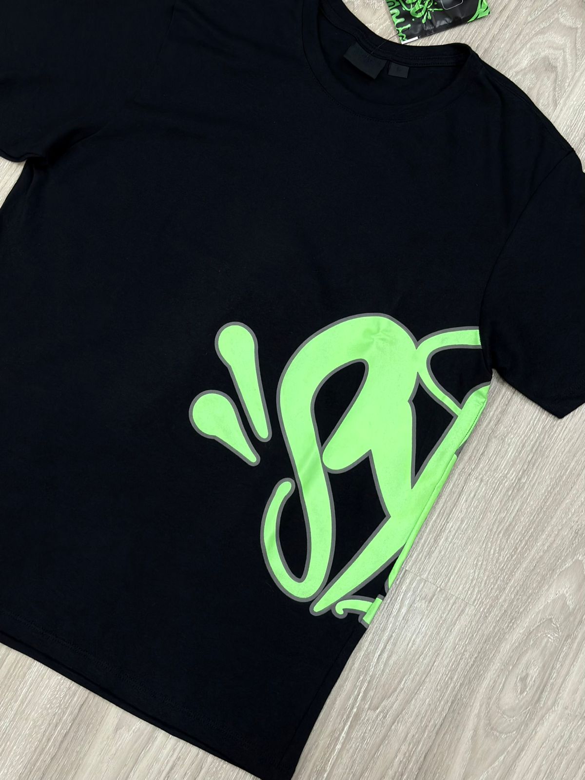 CAMISETA SYNA WORLD LOGO - BLACK NEON