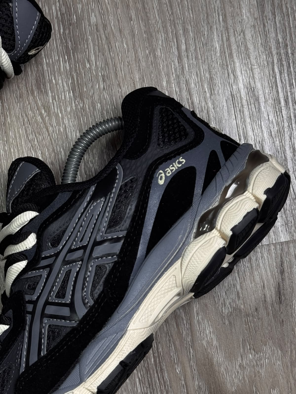 TÊNIS ASICS GEL NYC - PRETO E BEGE