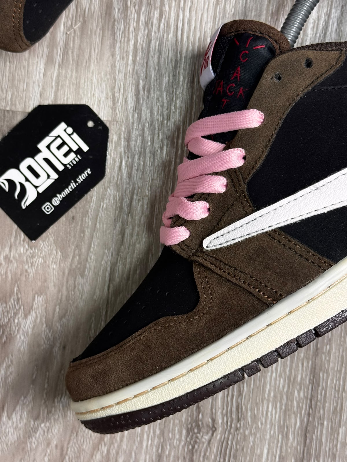 TÊNIS NK JORDAN 1 X TRAVIS - MOCHA