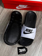CHINELO SLIDE NK VICTORI - BLACK WHITE