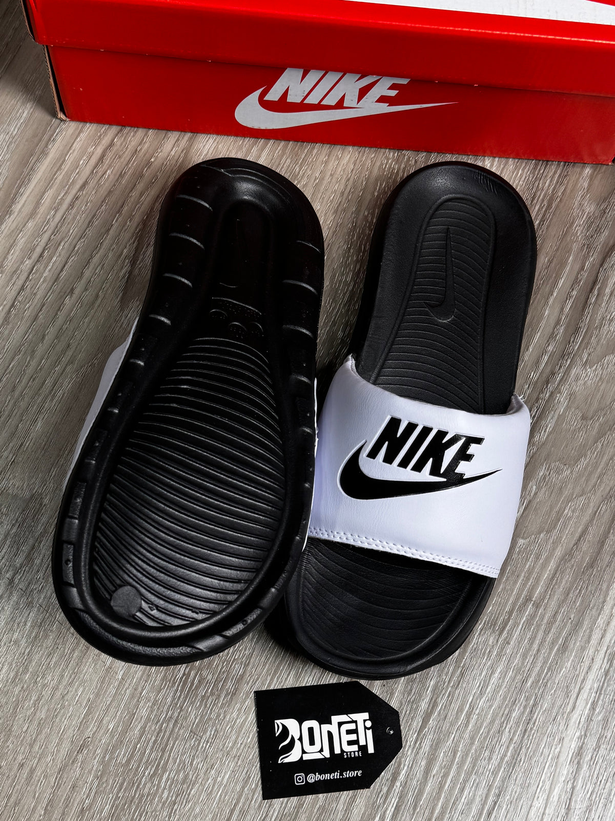 CHINELO SLIDE NK VICTORI - BLACK WHITE