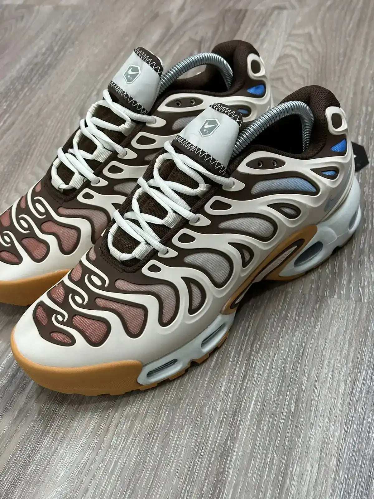 TÊNIS NK AIR MAX PLUS TN - DRIFT CACAO