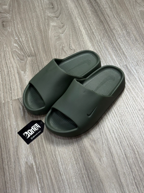 CHINELO SLIDE NK CALM - VERDE MILITAR