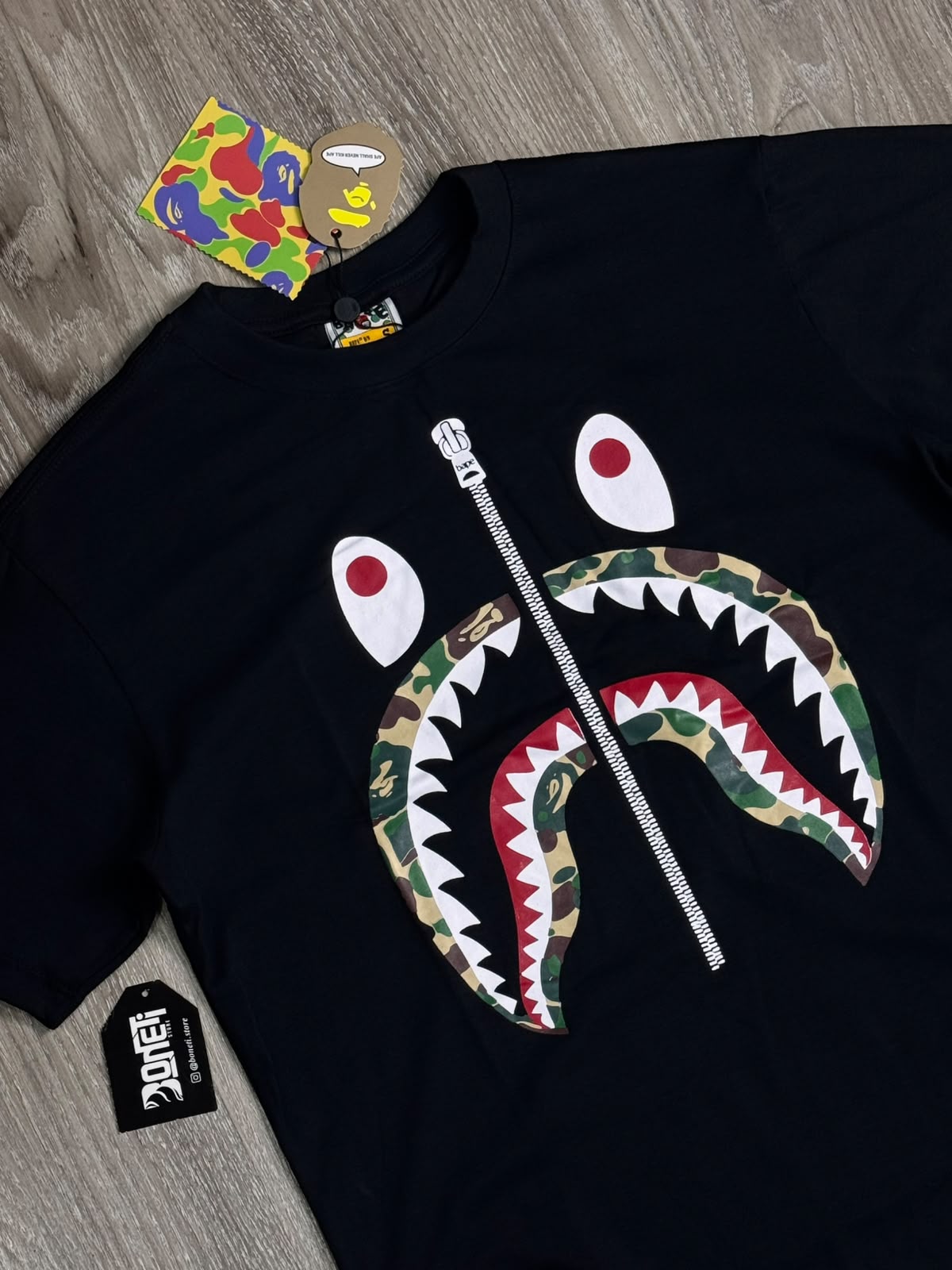 CAMISETA BAPE SHARK MULTI COLOR - PRETA