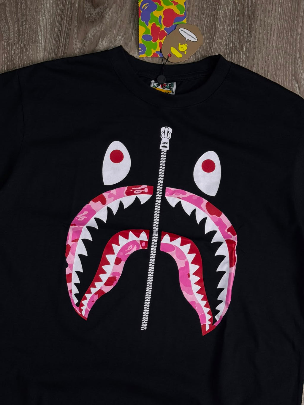 CAMISETA BAPE CAMO SHARK PINK - PRETA