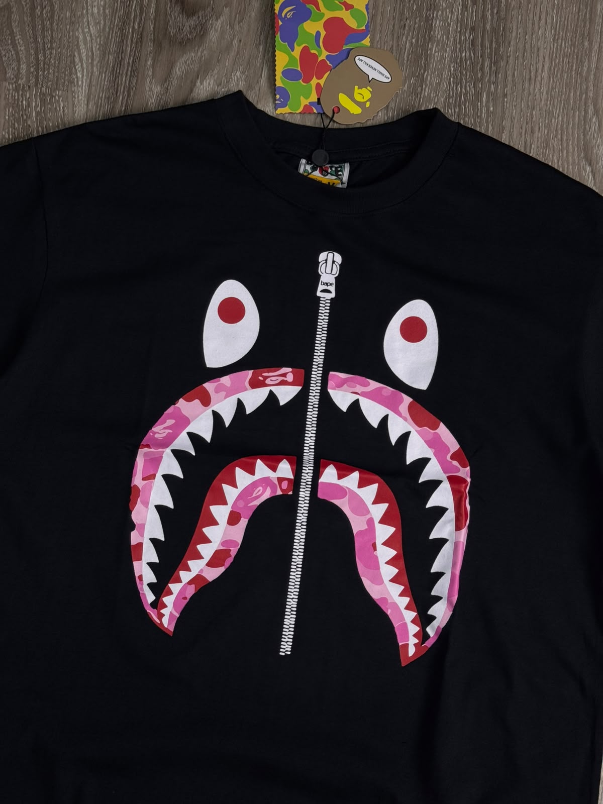 CAMISETA BAPE CAMO SHARK PINK - PRETA