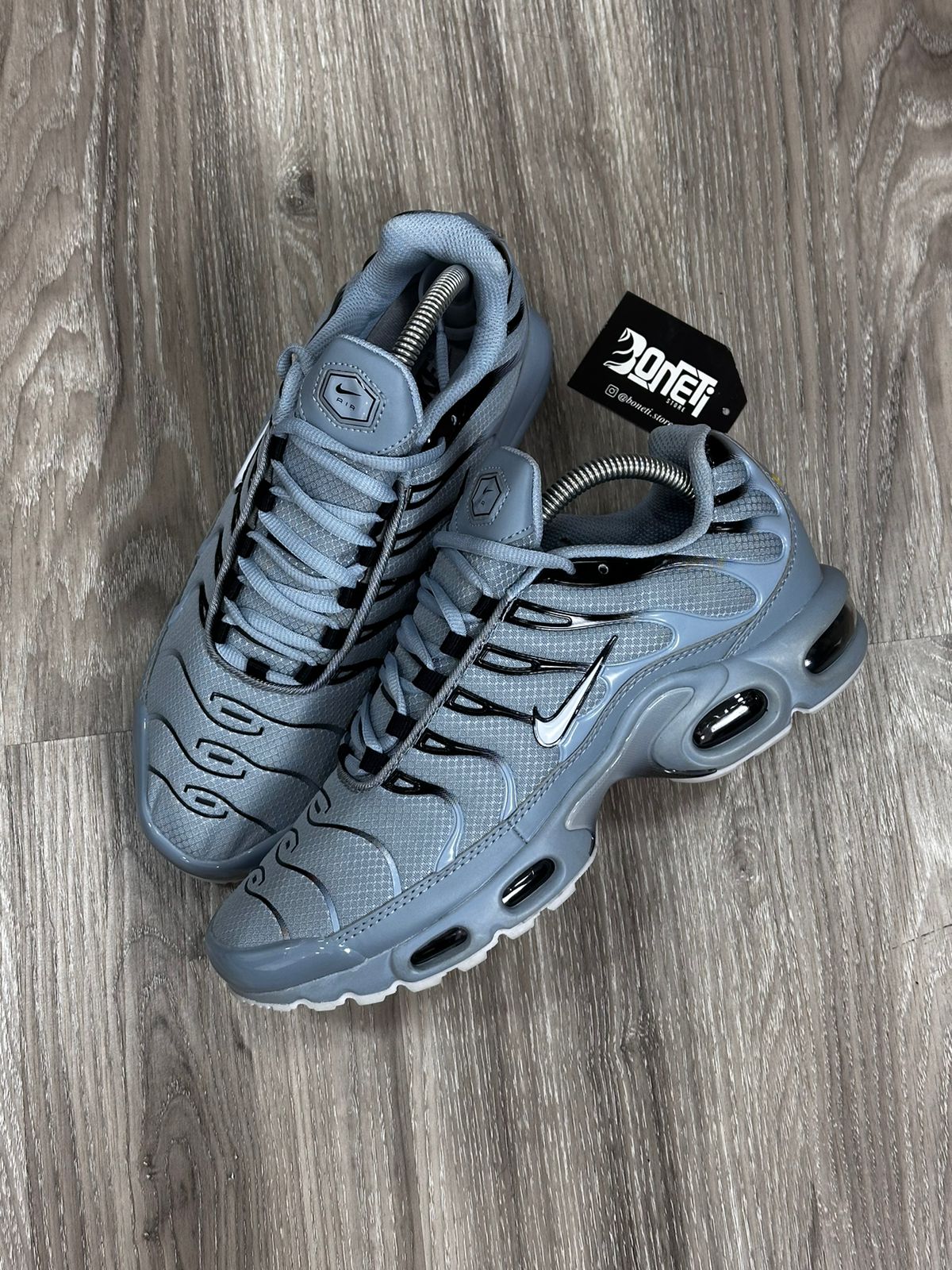 TÊNIS NK AIR MAX PLUS TN - WOLF GREY