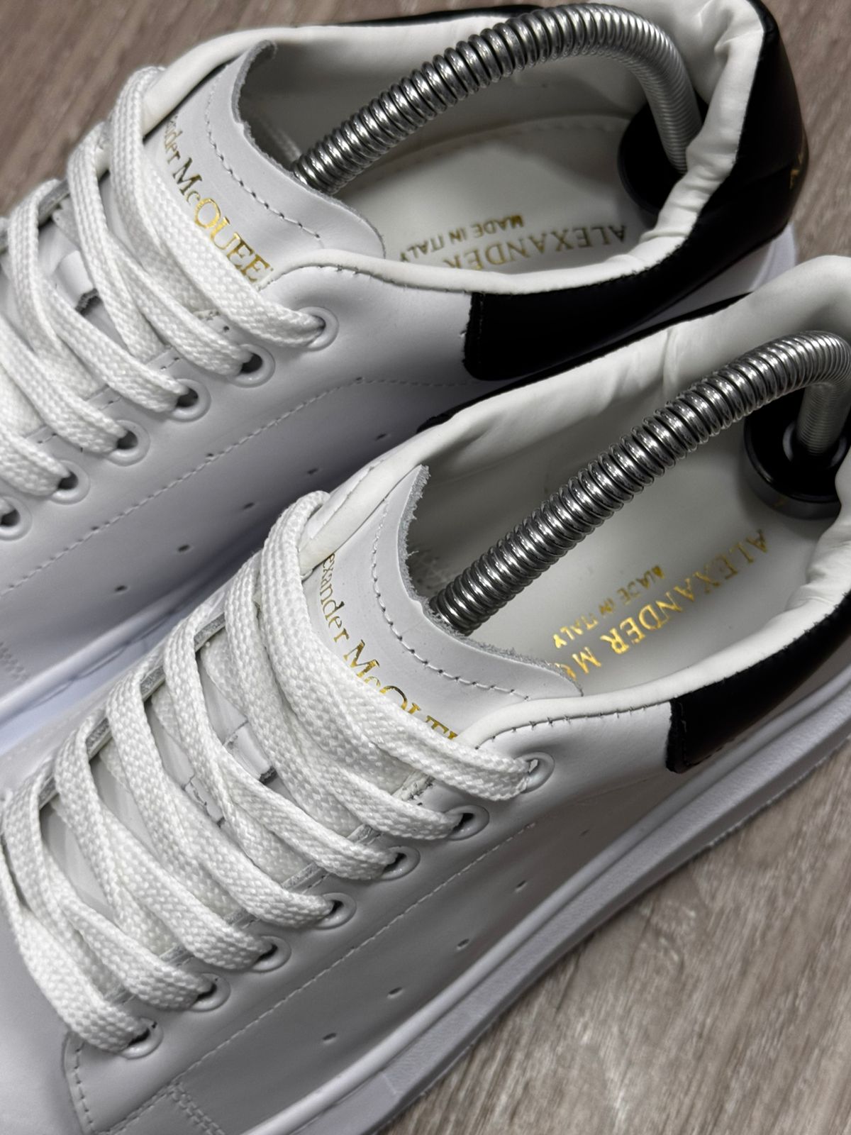 TÊNIS MCQUEEN COURO - BRANCO E PRETO