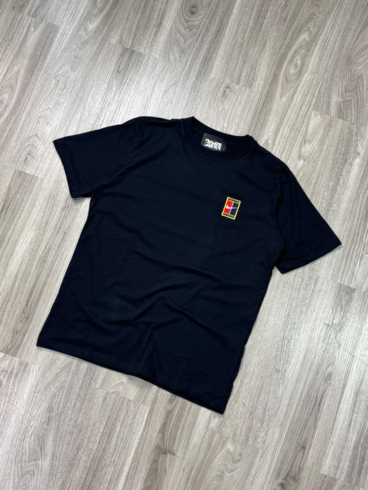 CAMISETA NK COURT HERITAGE - PRETA