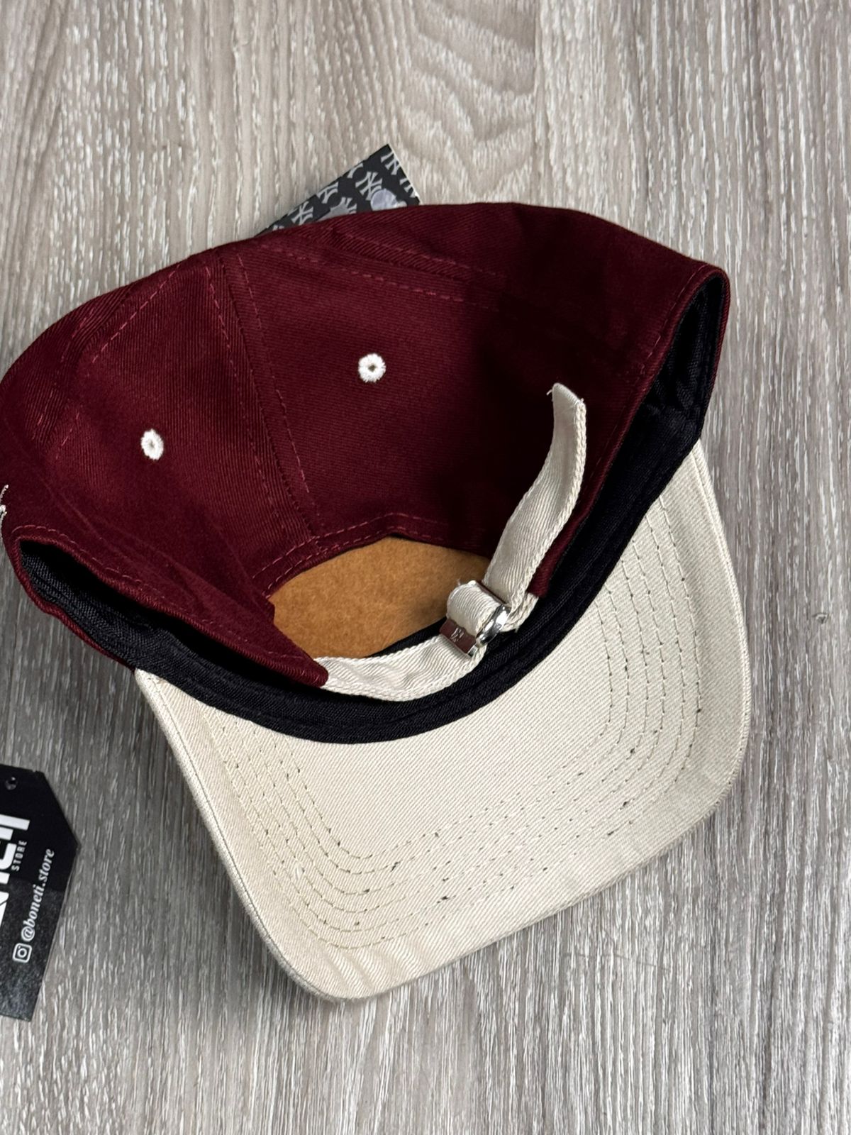 BONÉ NEW ERA LOGO - VINHO/CREME