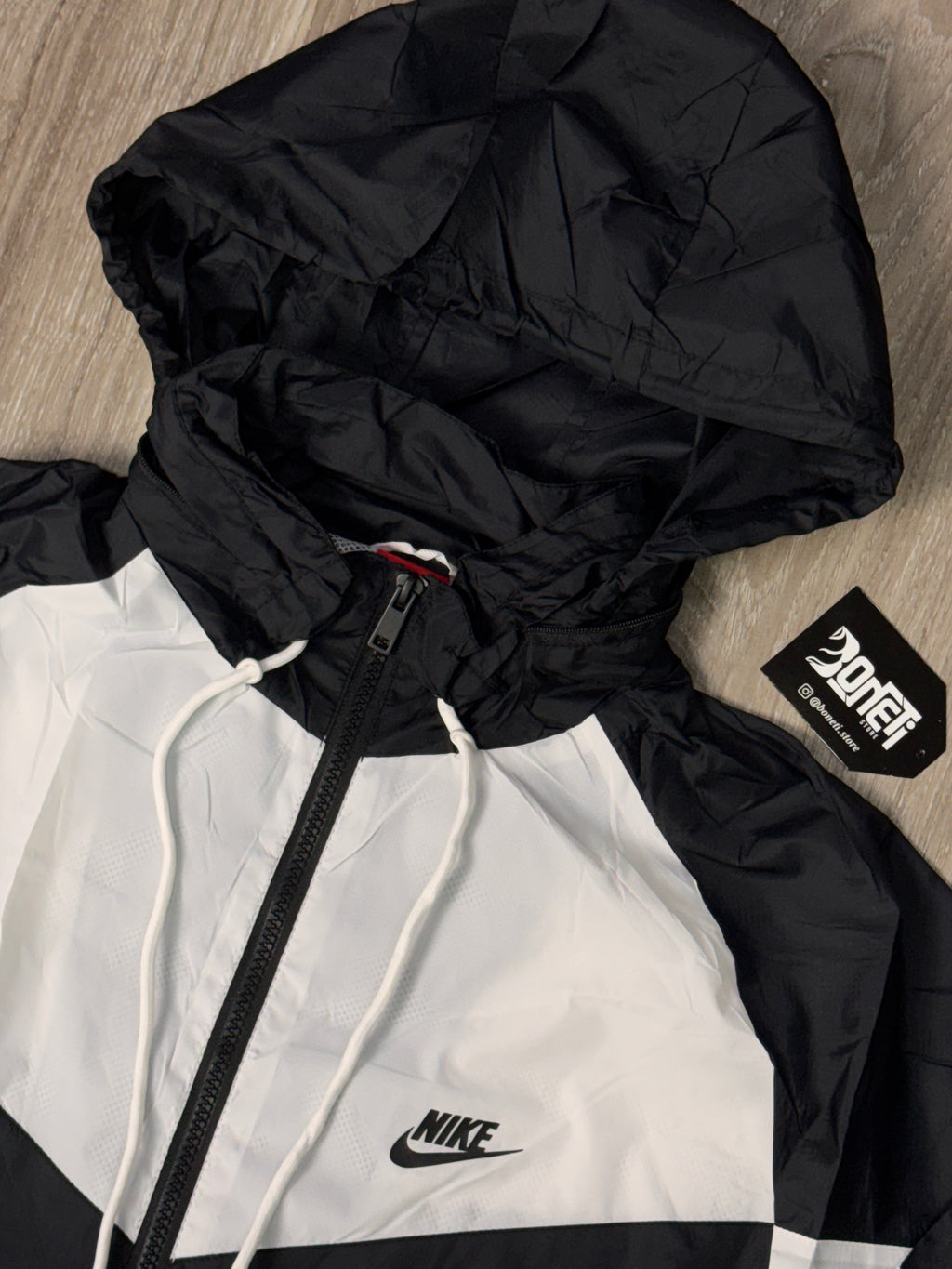 CORTA VENTO NK WINDRUNNER - PRETO/BRANCO