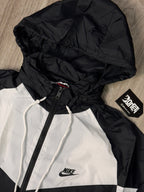 CORTA VENTO NK WINDRUNNER - PRETO/BRANCO