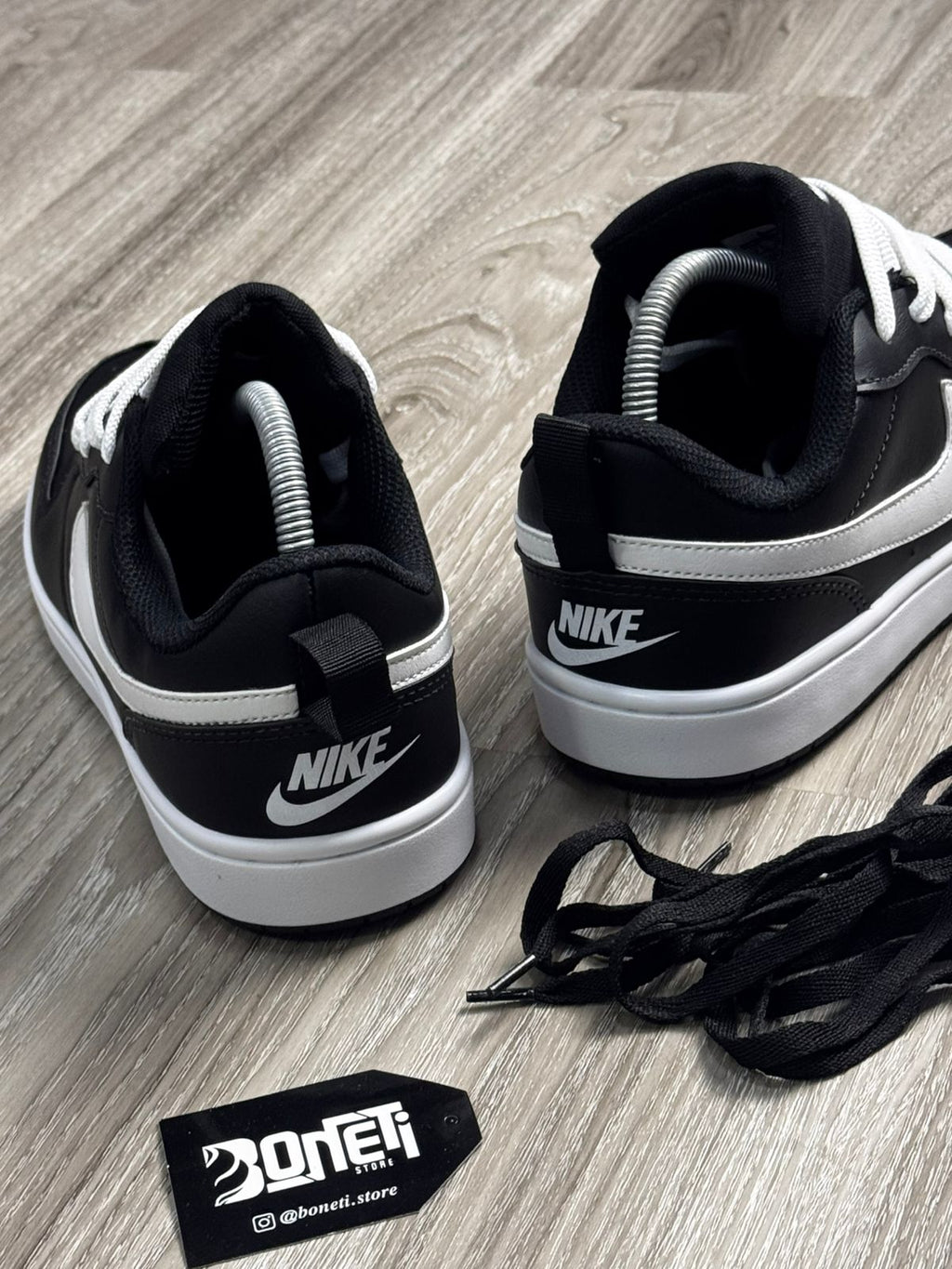 TÊNIS NK COURT BOROUGH - PRETO E BRANCO