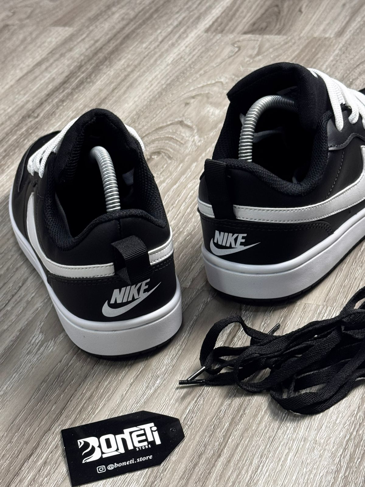 TÊNIS NK COURT BOROUGH - PRETO E BRANCO