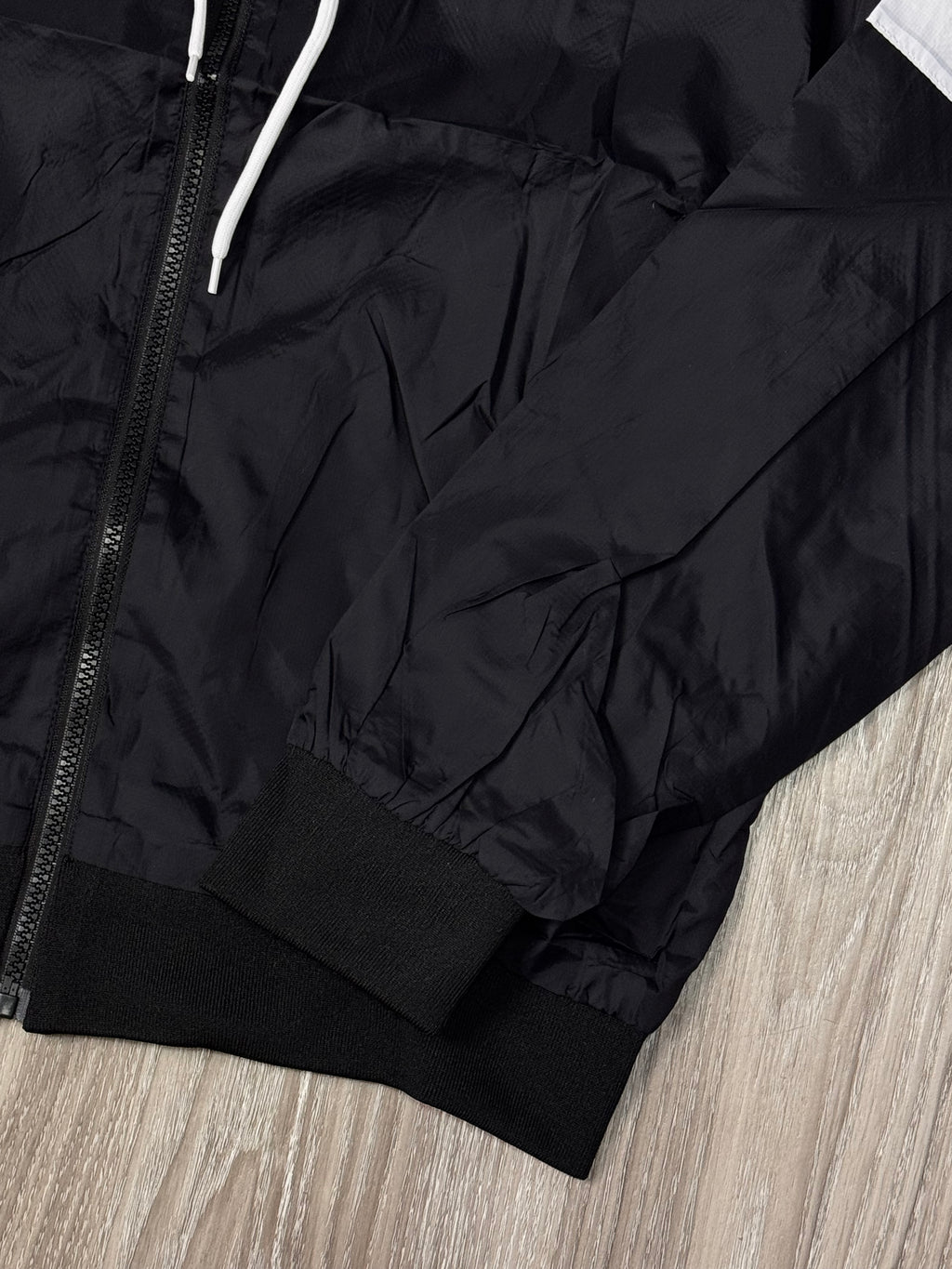 CORTA VENTO NK WINDRUNNER - PRETO/BRANCO