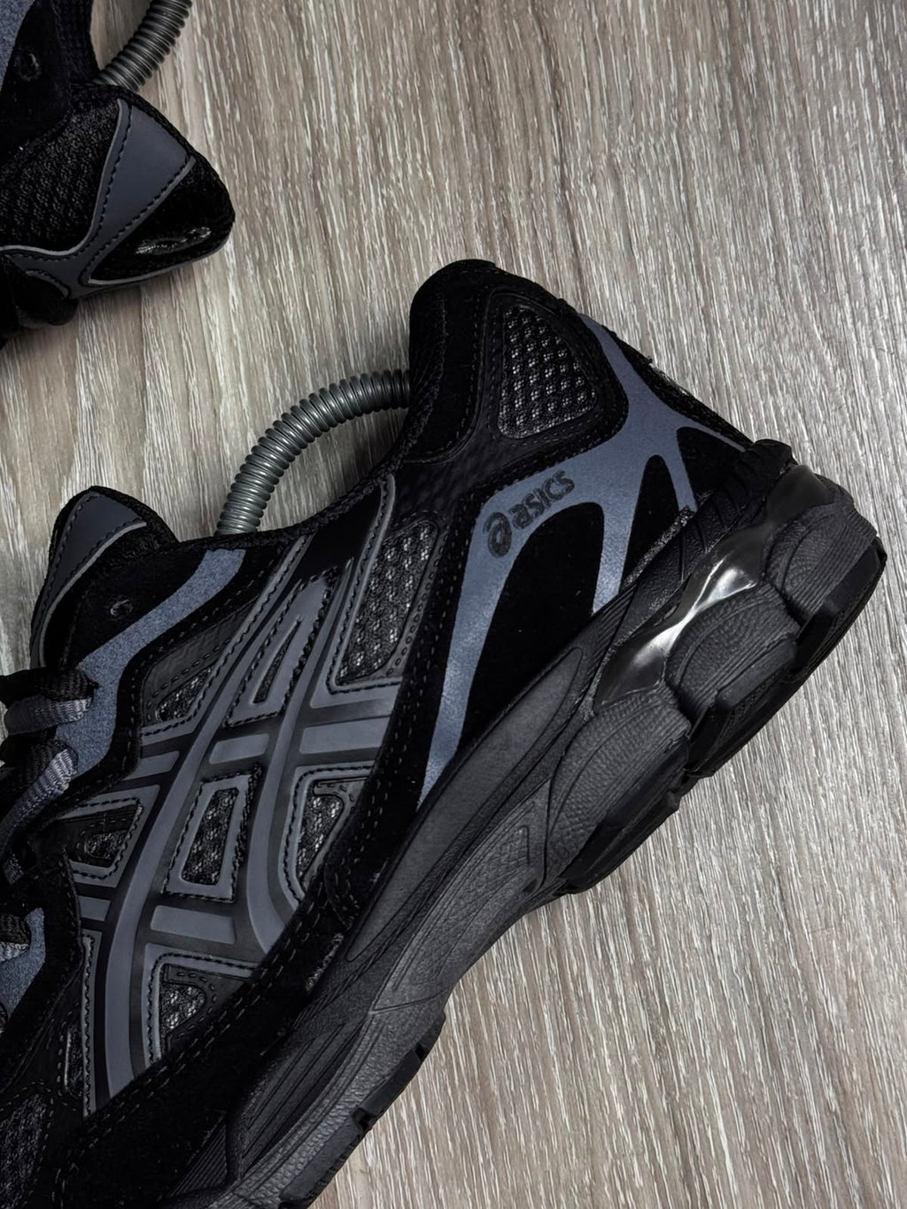 TÊNIS ASICS GEL NYC - PRETO E GRAFITE