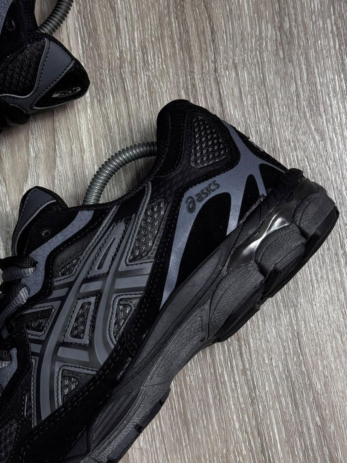 TÊNIS ASICS GEL NYC - PRETO E GRAFITE