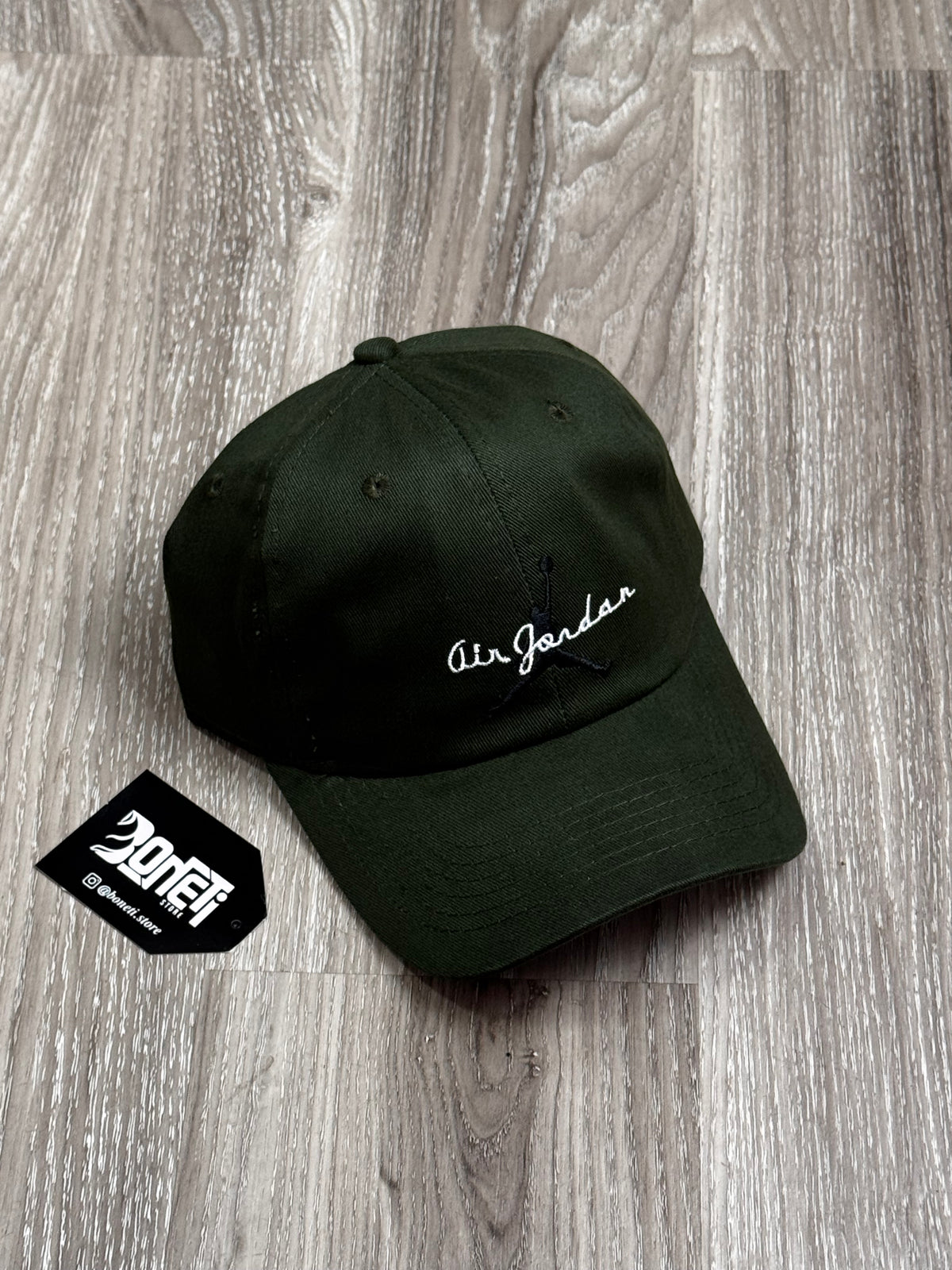 BONÉ AIR JORDAN CLUB SCRIPT - VERDE MILITAR