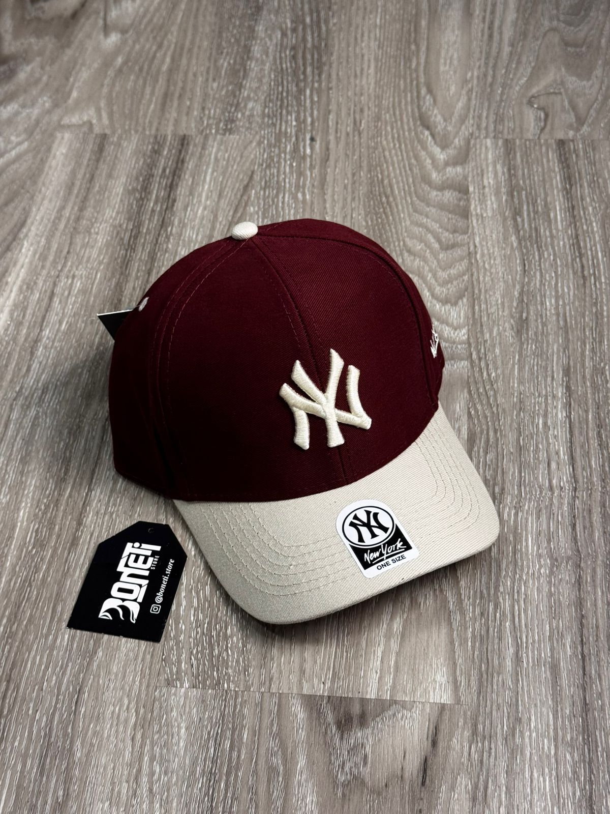 BONÉ NEW ERA LOGO - VINHO/CREME