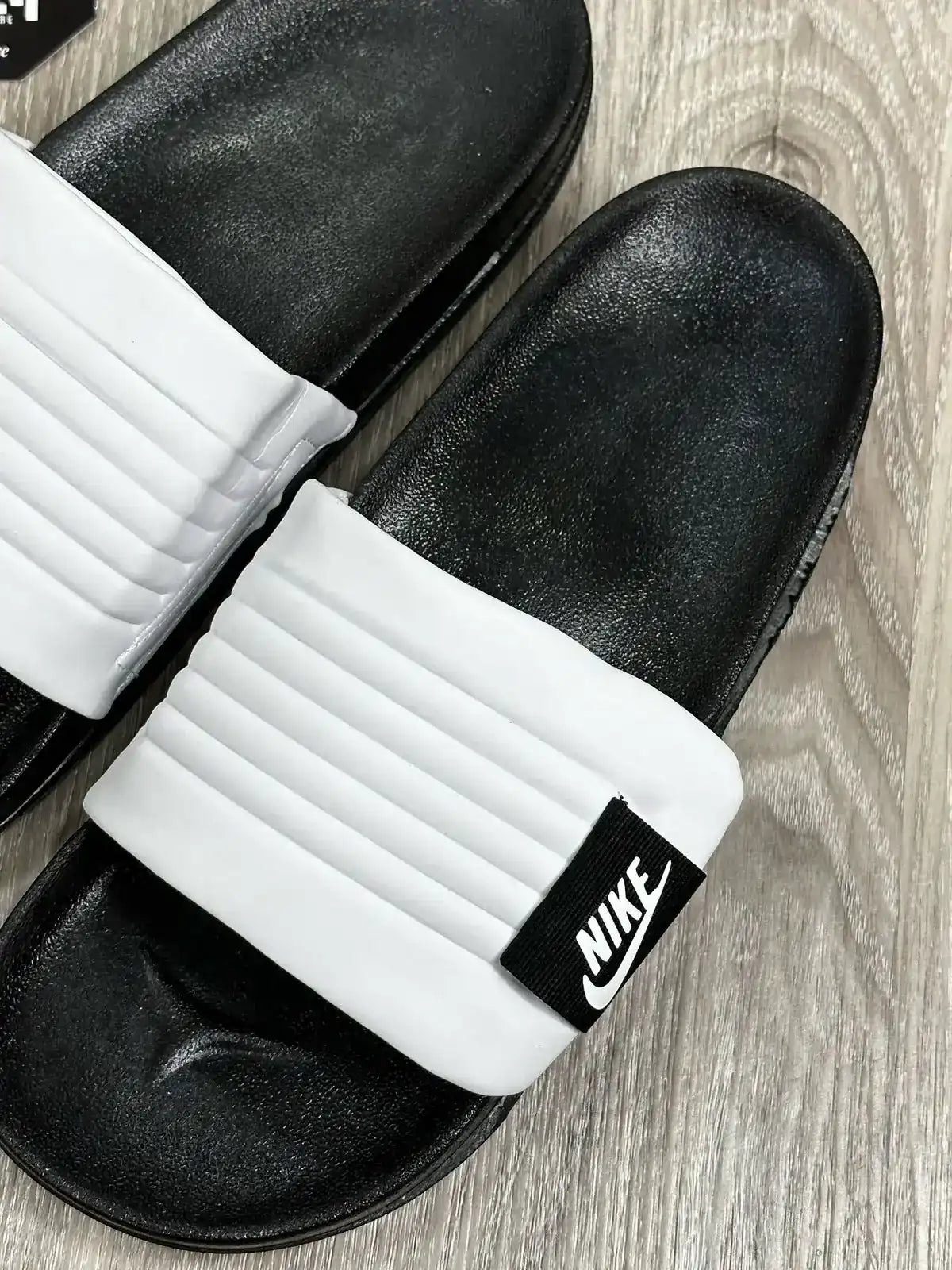 CHINELO SLIDE NK OFFCOURT - PRETO E BRANCO