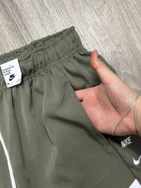 SHORTS TACTEL NK SWOOSH + JUST 25 - VERDE OLIVA