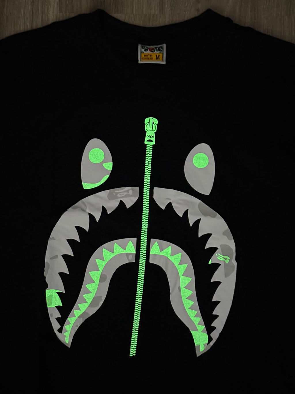 CAMISETA BAPE SHARK TEE FLUORESCENTE - PRETA