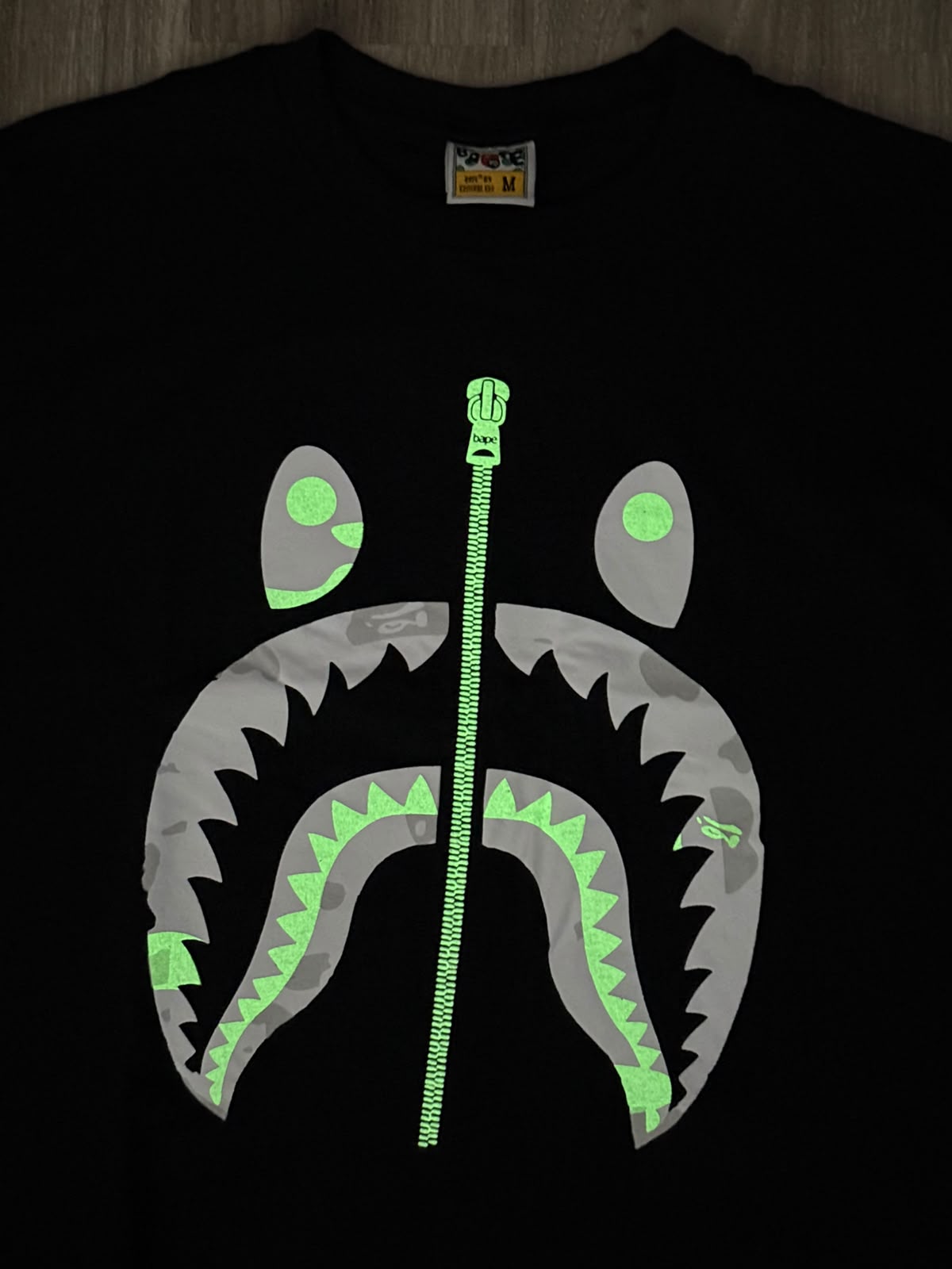 CAMISETA BAPE SHARK TEE FLUORESCENTE - PRETA