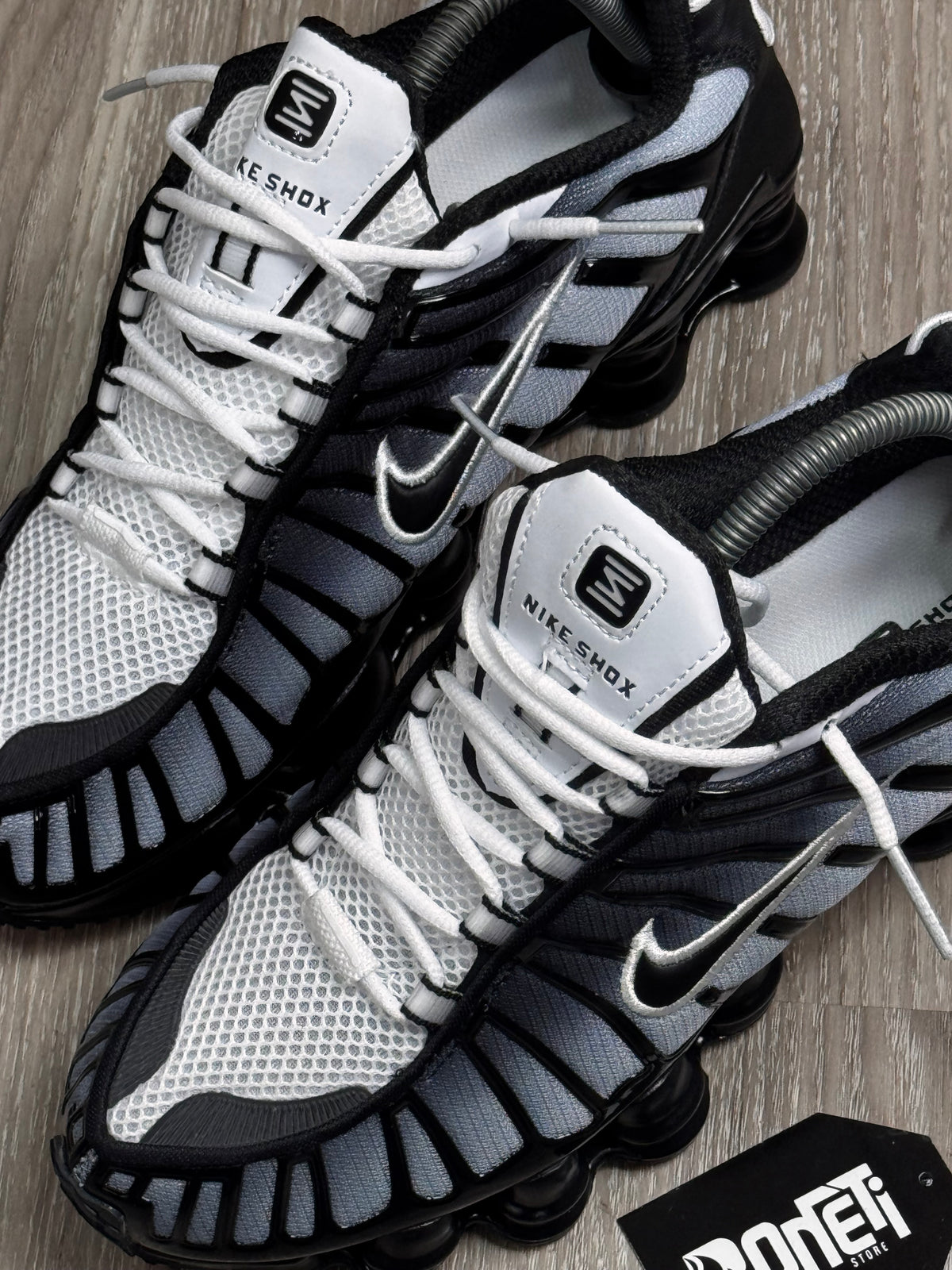 TÊNIS NK SHOX TL 12 MOLAS - BLACK PURE PLATINUM WHITE
