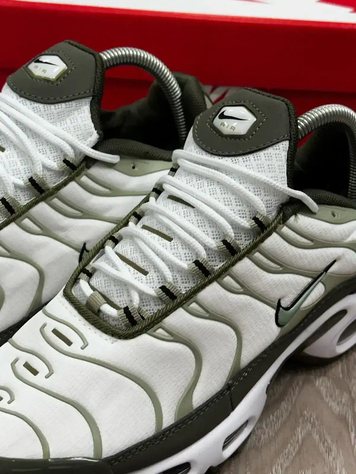 TÊNIS NK AIR MAX PLUS TN - BONE OLIVE GREEN – Boneti Store | Oficial