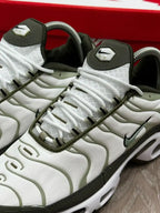 TÊNIS NK AIR MAX PLUS TN - BONE OLIVE GREEN